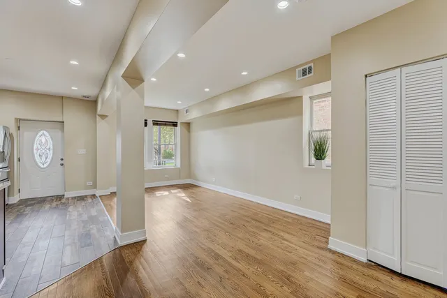 $1,700 | 5040 West Berenice Avenue, Unit 1, Chicago, IL 60641