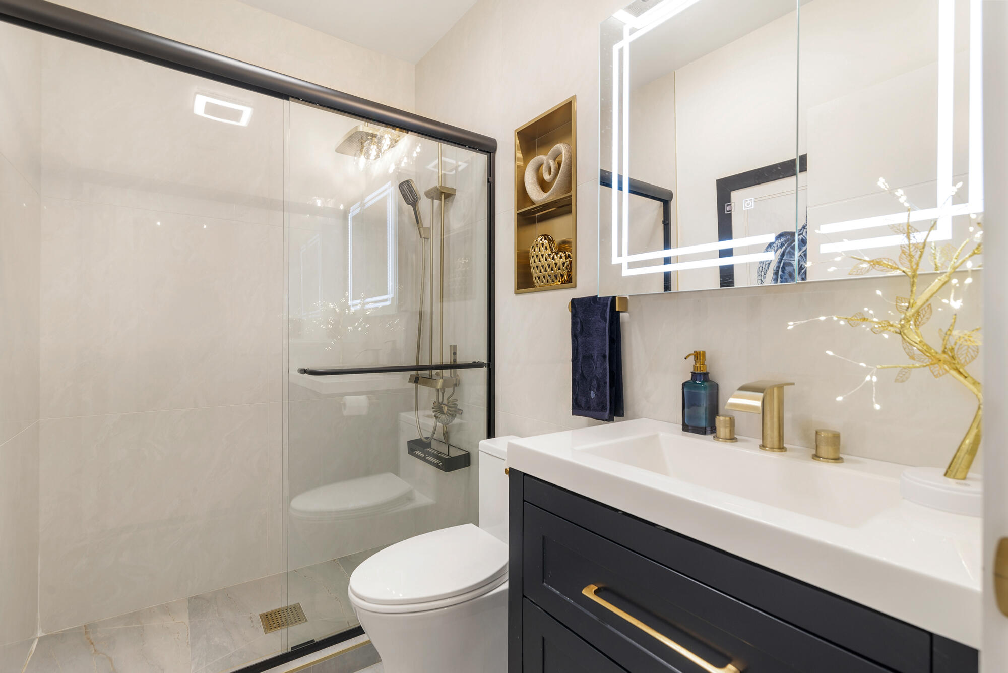 340 Ellamar Road West Palm Beach, FL 33405 - Photo 20 of 33 Hallway Bathroom
