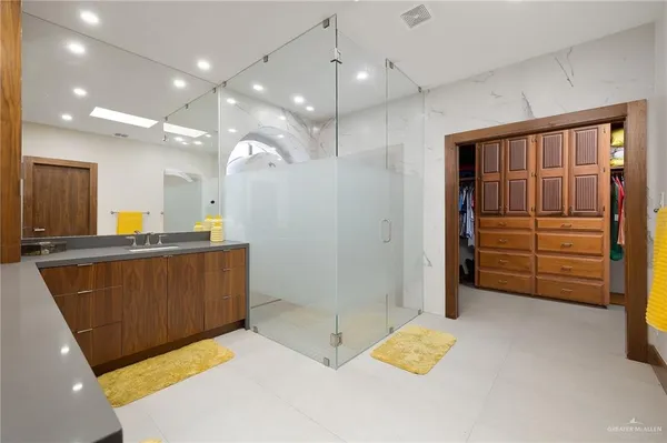 a view of room with furniture and a ceiling fan
