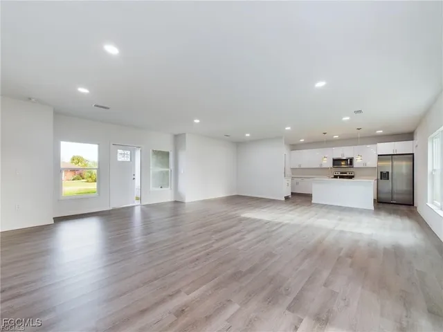 $327,900 | 15 Hampton Avenue, Lehigh Acres, FL 33936