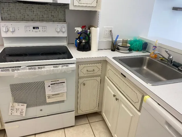 a view of a utility room with dryer and washer