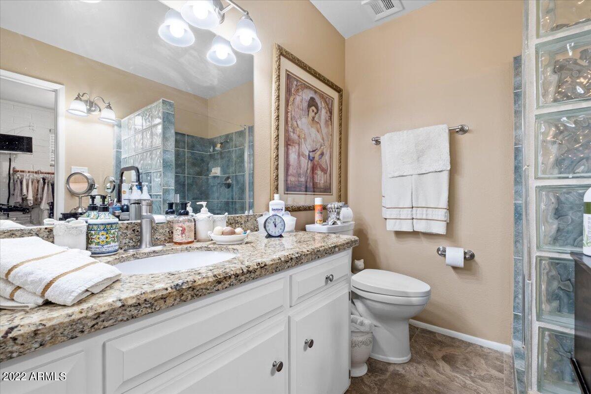 202 West Butler Drive Phoenix, AZ 85021 - Photo 16 of 23 15-Primary Bathroom