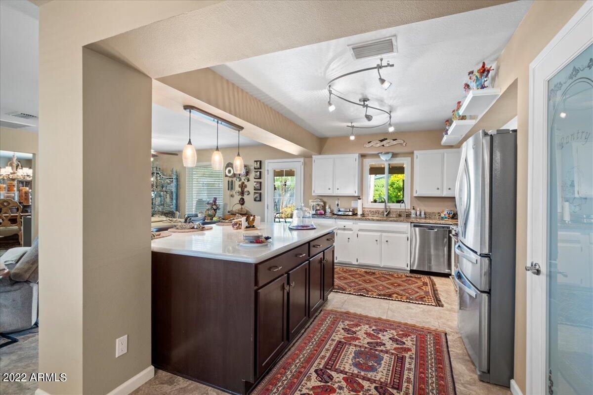 202 West Butler Drive Phoenix, AZ 85021 - Photo 5 of 23 06-Kitchen