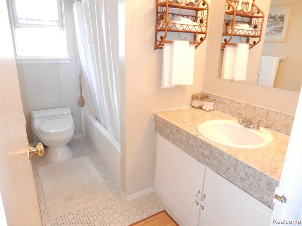 14212 Martin Road Warren, MI 48088 - Photo 13 of 18 2 REMOD BATH with WHITE CERAMIC.jpg