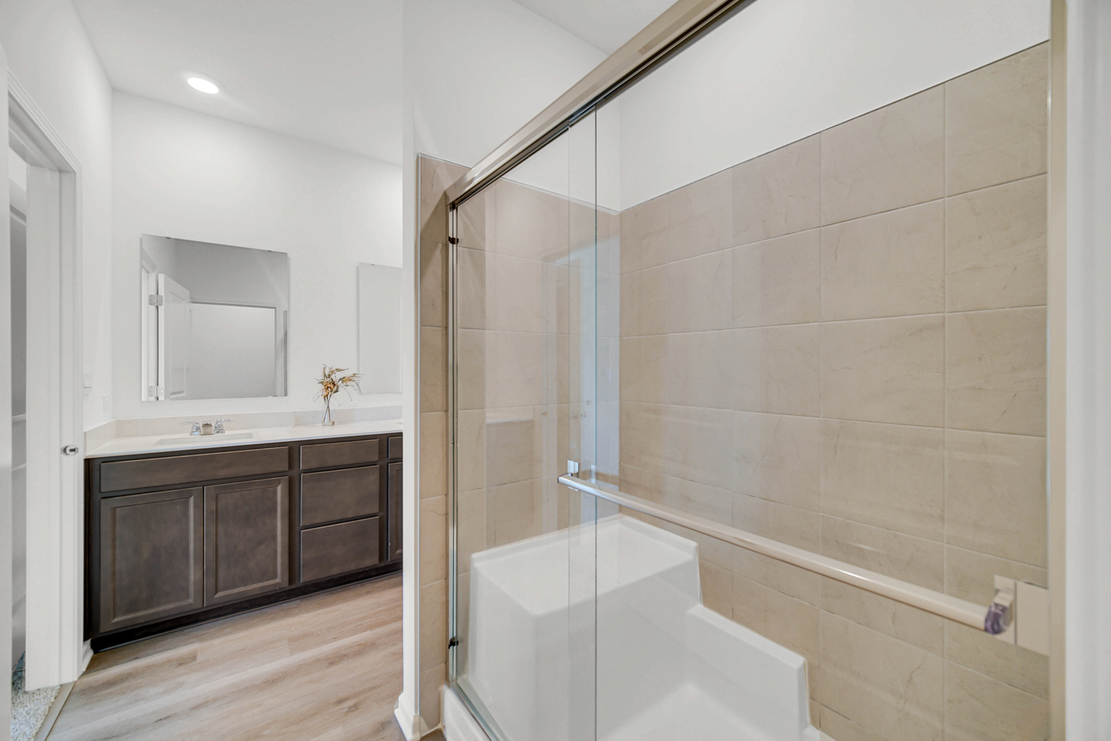2930 Harnish Drive Algonquin, IL 60102 - Photo 13 of 32 a bathroom with a tub a sink and mirror