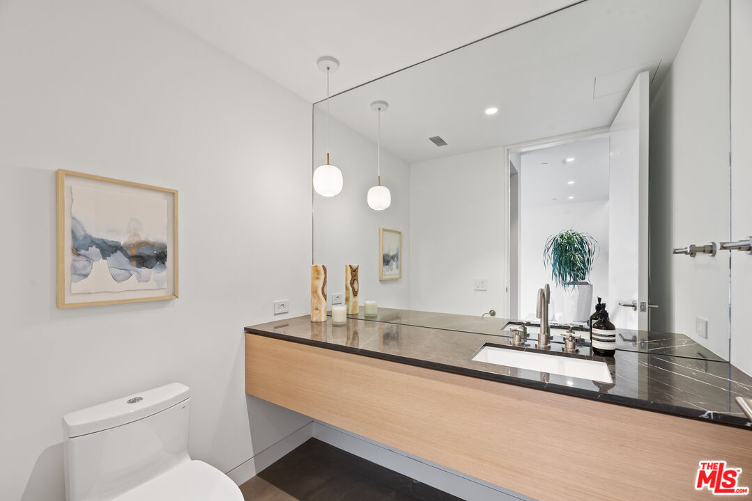 1601 Shell Avenue Venice, CA 90291 - Photo 11 of 61 a bathroom with a toilet a sink and mirror