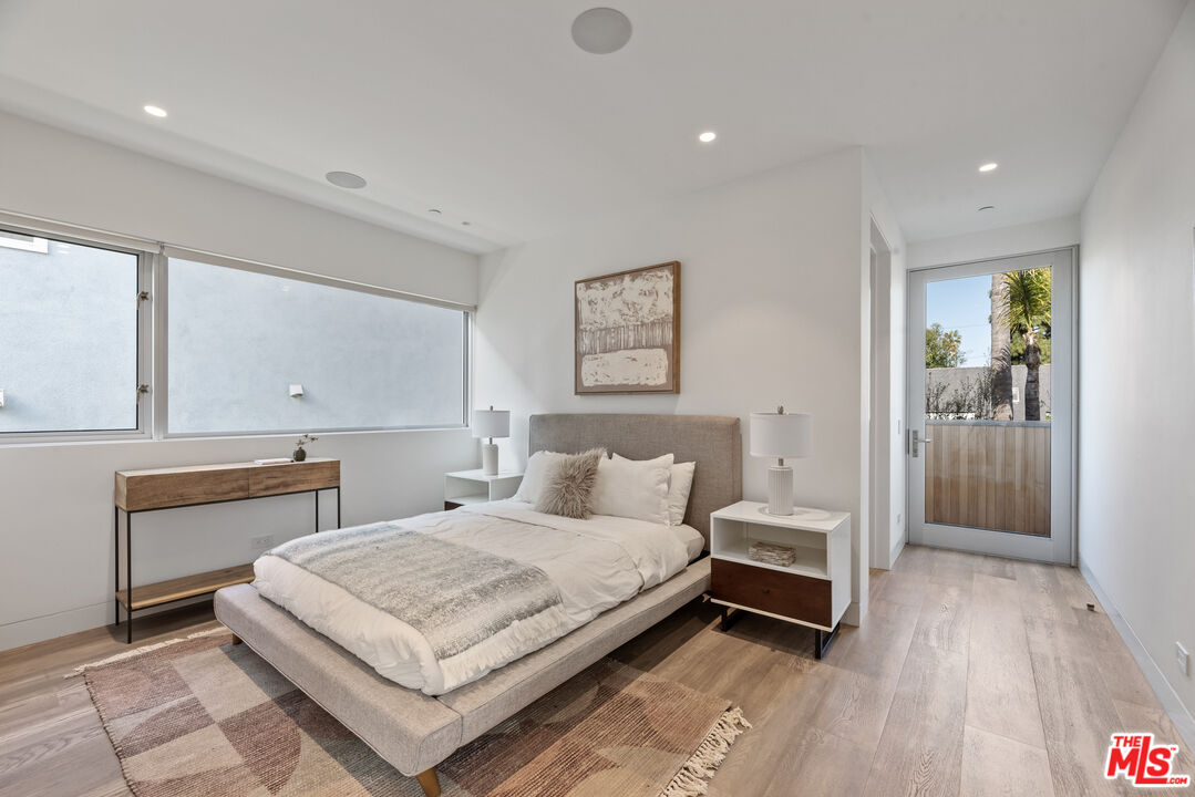 1601 Shell Avenue Venice, CA 90291 - Photo 22 of 61 a bedroom with a bed and a table