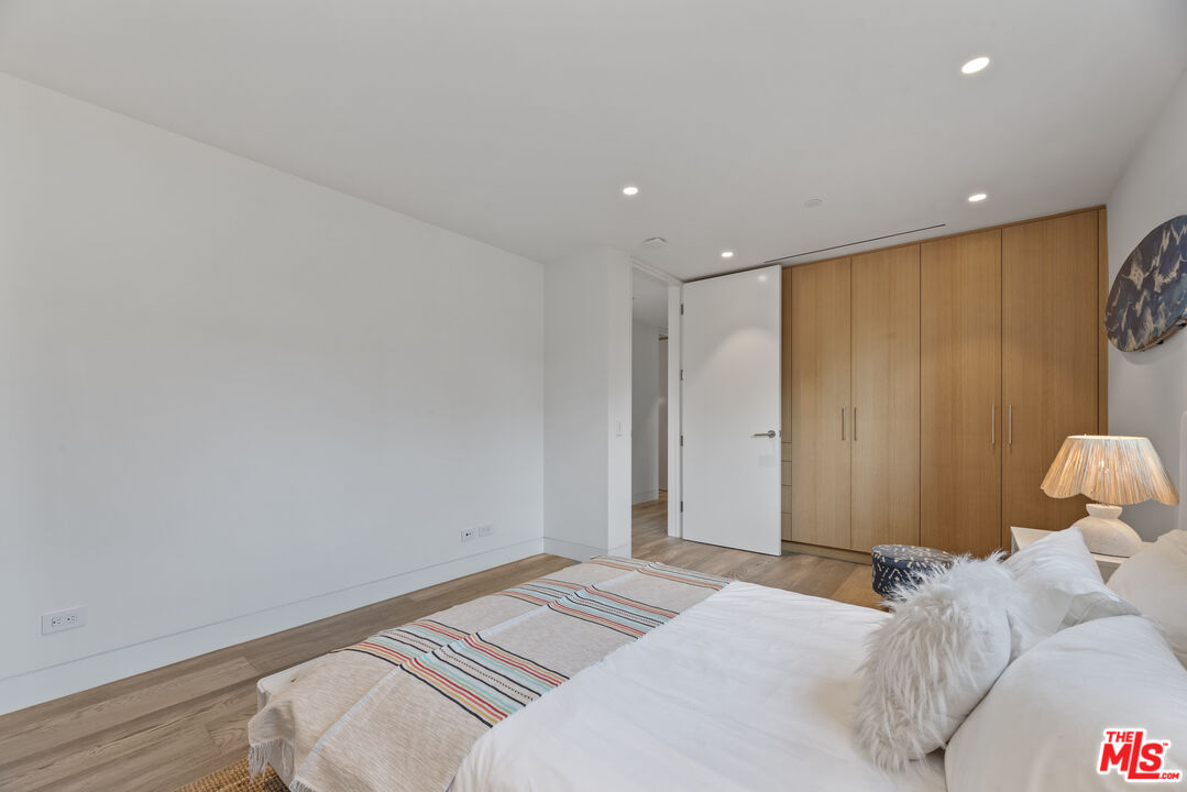 1601 Shell Avenue Venice, CA 90291 - Photo 29 of 61 a bedroom with a bed and a painting on the wall