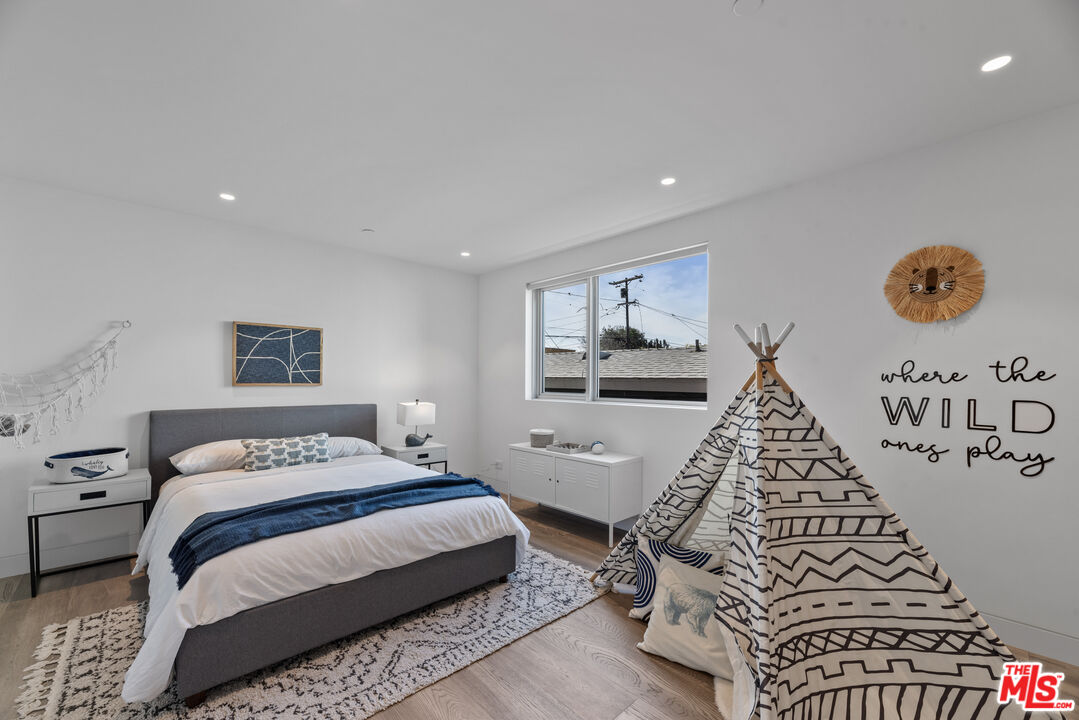 1601 Shell Avenue Venice, CA 90291 - Photo 31 of 61 a bedroom with a large bed and a couch