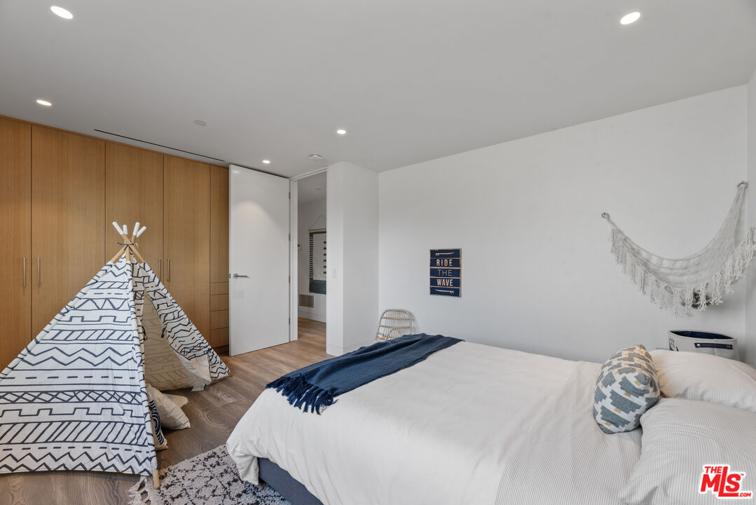 1601 Shell Avenue Venice, CA 90291 - Photo 32 of 61 a bedroom with bed and a window