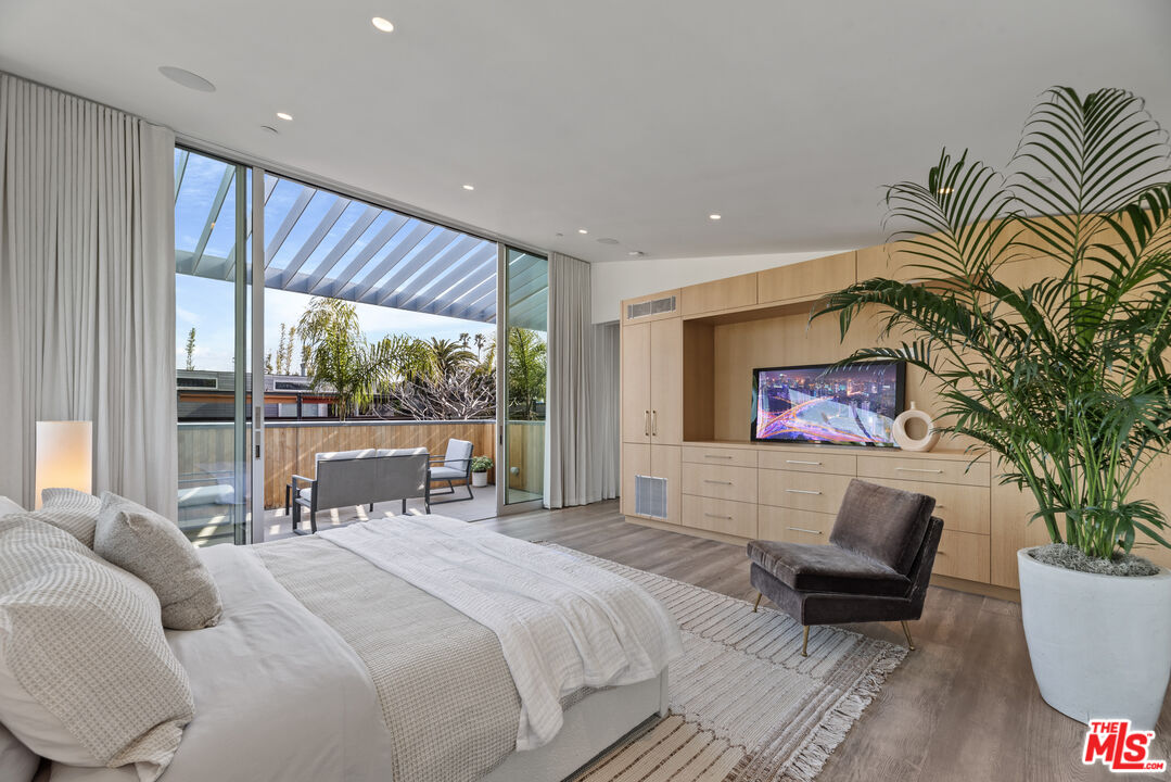 1601 Shell Avenue Venice, CA 90291 - Photo 33 of 61 a spacious bedroom with a large bed and a large window