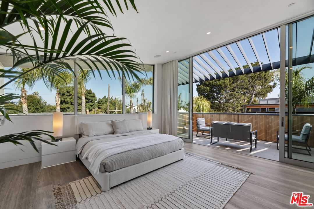 1601 Shell Avenue Venice, CA 90291 - Photo 36 of 61 a balcony with furniture and a potted plant