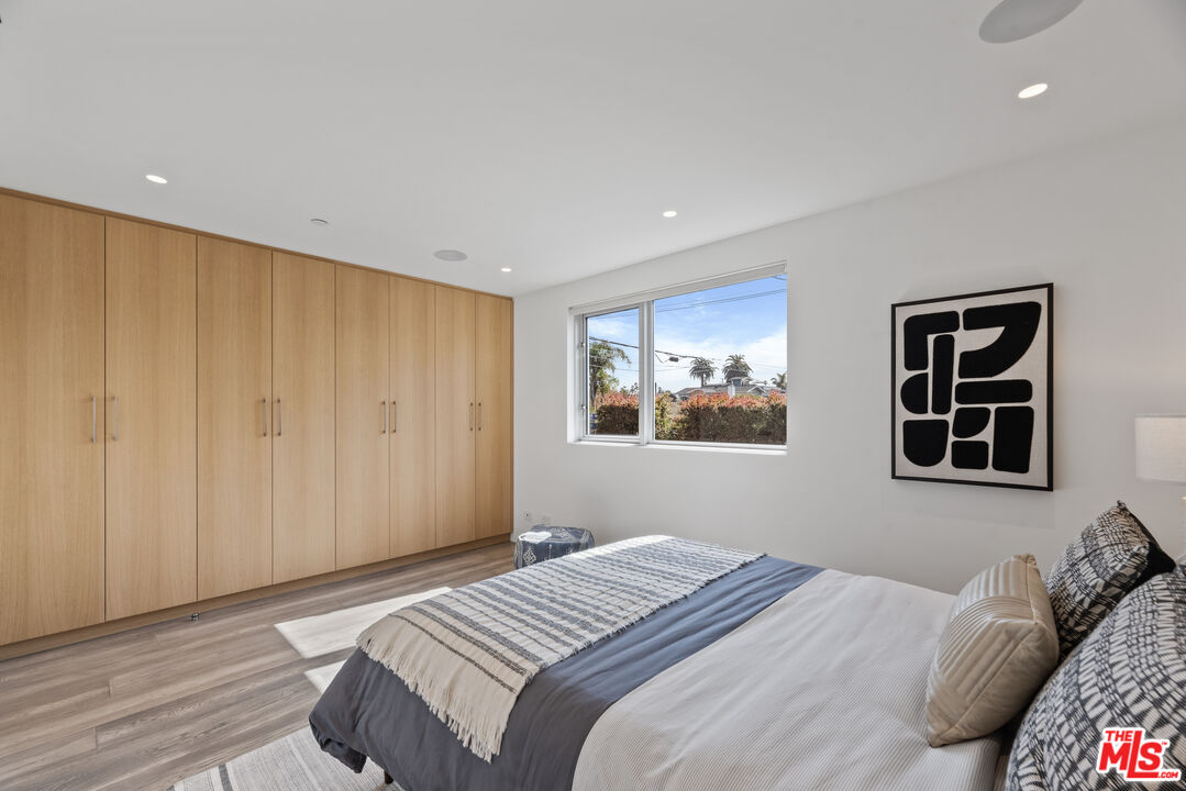 1601 Shell Avenue Venice, CA 90291 - Photo 49 of 61 a bedroom with a large bed and a window