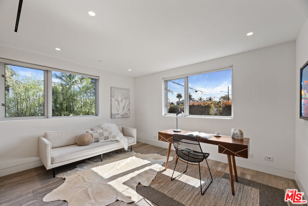 1601 Shell Avenue Venice, CA 90291 - Photo 51 of 61 a living room with furniture and a potted plant