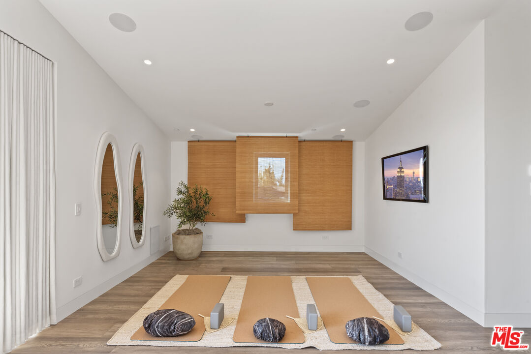 1601 Shell Avenue Venice, CA 90291 - Photo 58 of 61 a view of kitchen with furniture and rug