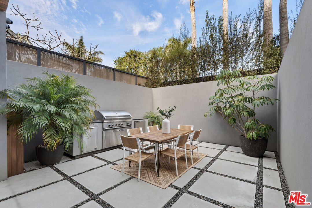 1601 Shell Avenue Venice, CA 90291 - Photo 6 of 61 a view of a backyard with a patio and plants