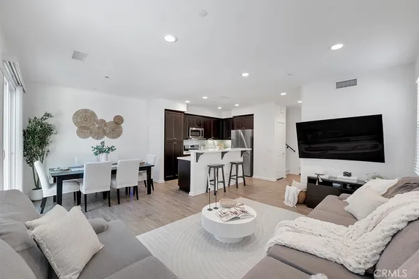 $699,999 | 14902 West Navarre Way, Sylmar, CA 91342