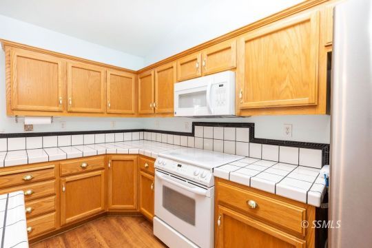 422 Vista Street Ridgecrest, CA 93555 - Photo 14 of 38 a kitchen with a stove a sink and a microwave
