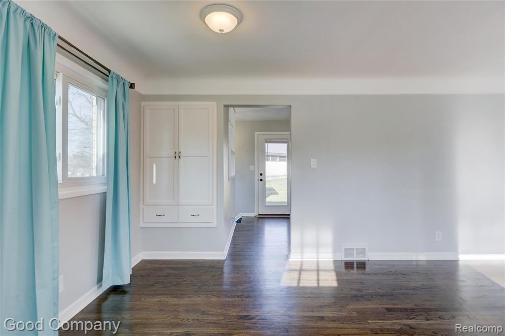 1303 Sycamore Drive Rochester, MI 48307 - Photo 11 of 53
