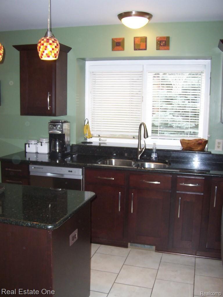 2123 Kennedy Drive Rochester, MI 48309 - Photo 14 of 44 018.jpg