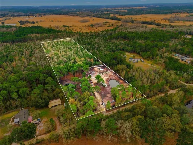 a view of a yard with cars