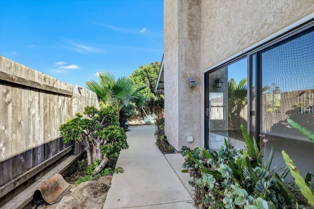 $818,000 | 9488 Hiker Hill Road, San Diego, CA 92129