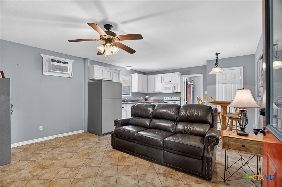 1899 Sunflower Trail Luling, TX 78648 - Photo 42 of 48 Guest Home-comes furnished!