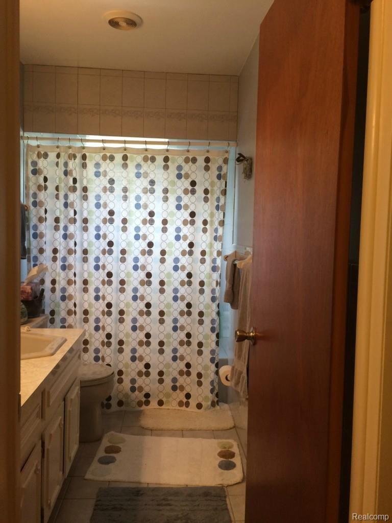 2315 Oakcrest Road Sterling Heights, MI 48310 - Photo 16 of 21 282.jpg