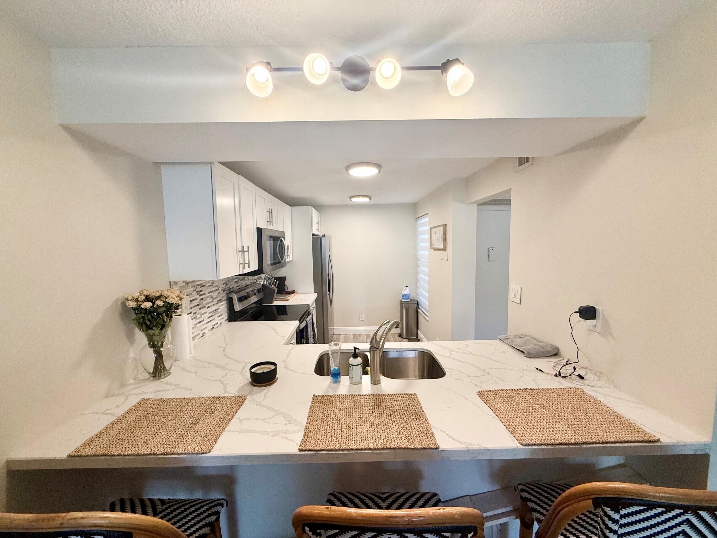 11 Royal Palm Way, Unit PH 303 Boca Raton, FL 33432 - Photo 2 of 14 Kitchen