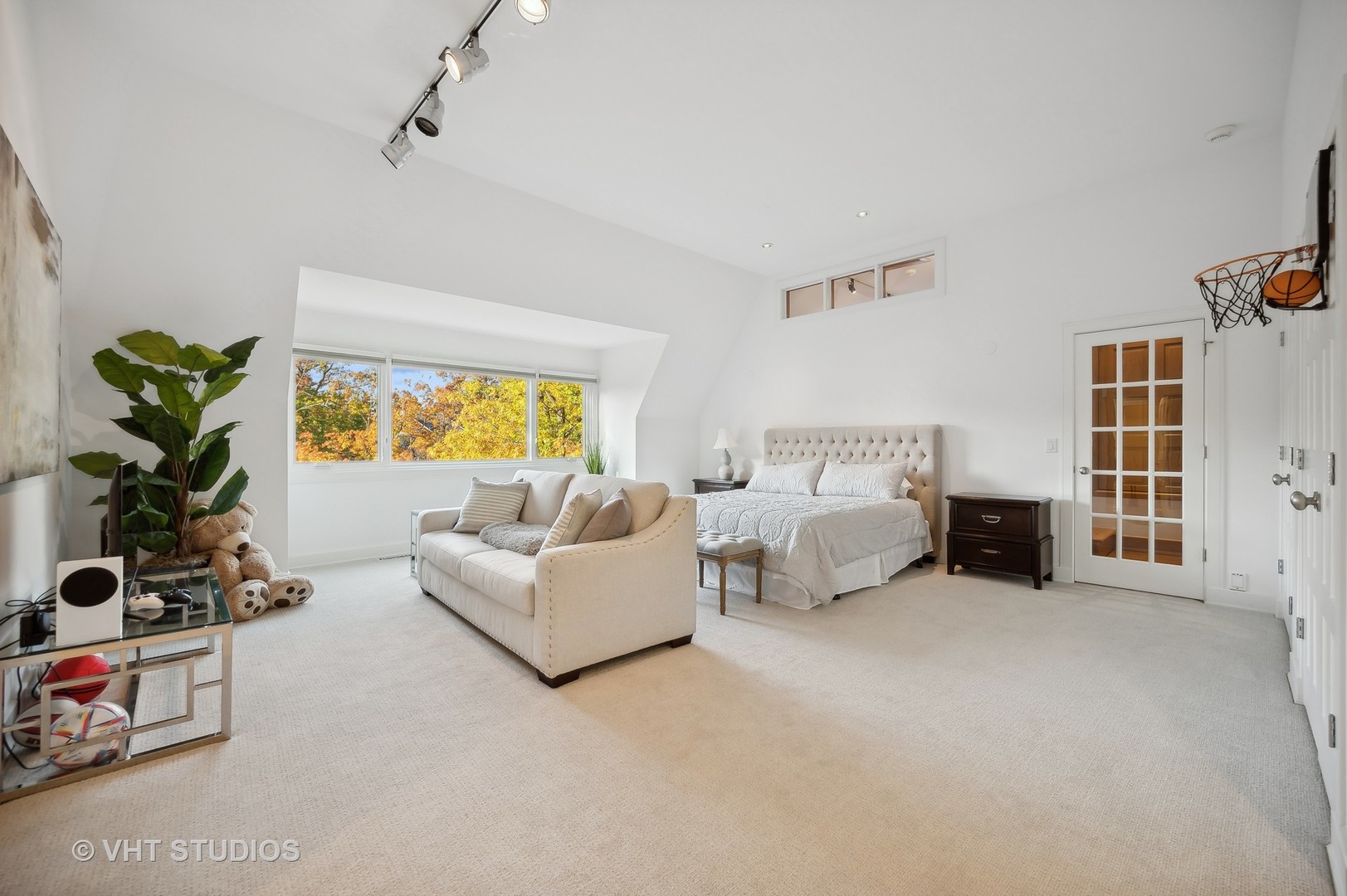 1015 Sheridan Road Glencoe, IL 60022 - Photo 16 of 29 a spacious bedroom with a bed and a couch