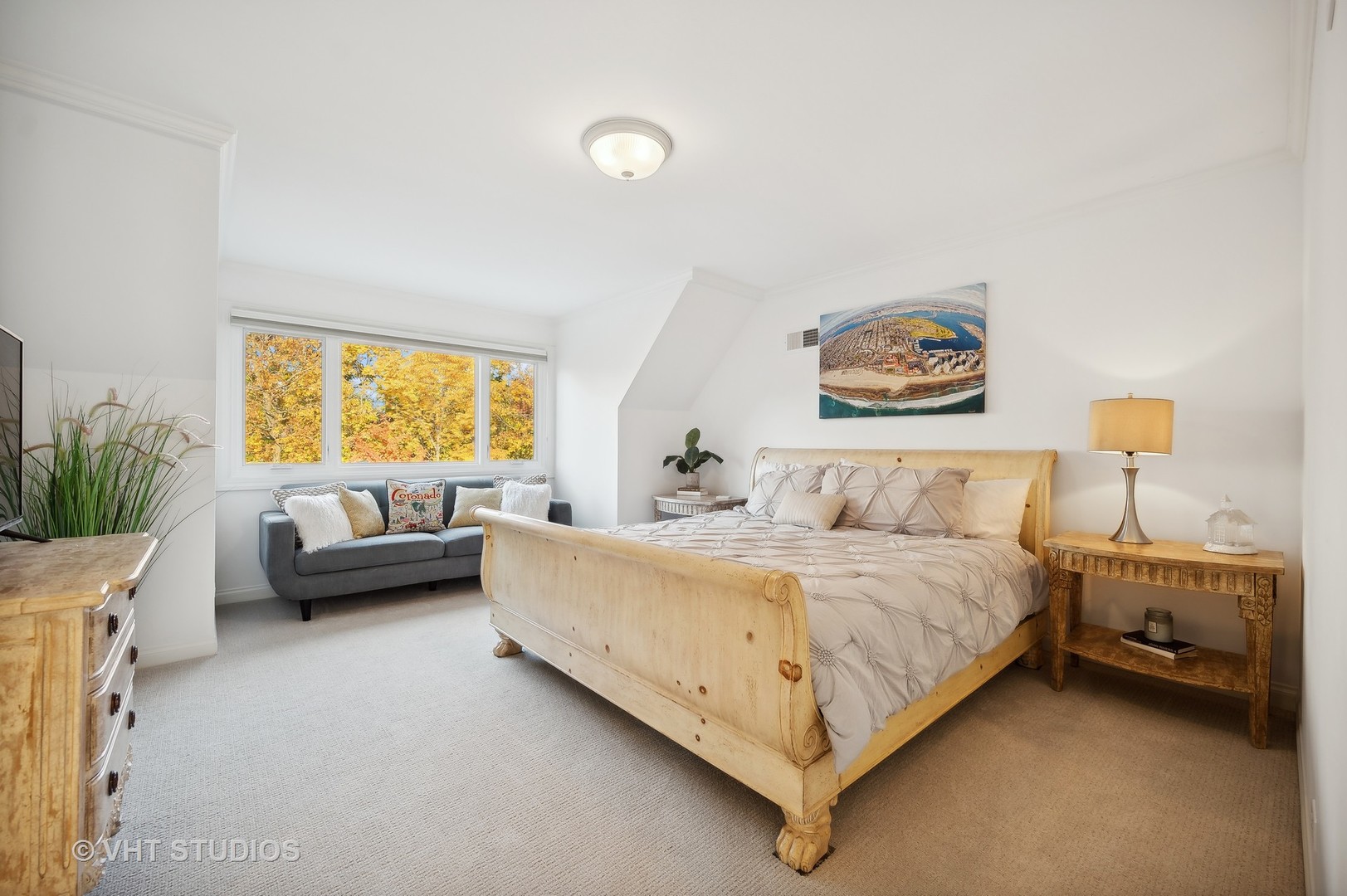 1015 Sheridan Road Glencoe, IL 60022 - Photo 18 of 29 a bedroom with a bed and a couch