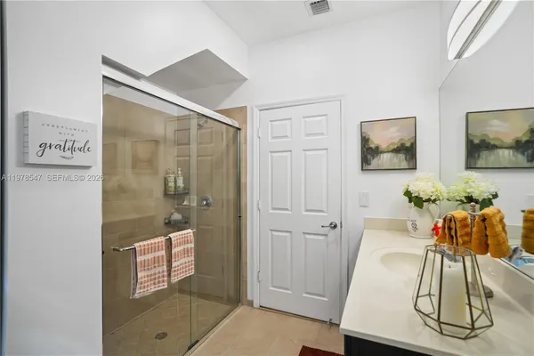 a view of entryway with livingroom