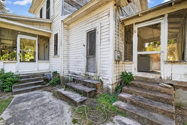 $260,000 | 102 South Trowell Avenue, Umatilla, FL 32784