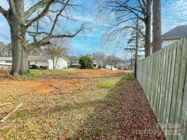a view of a yard with flower plants