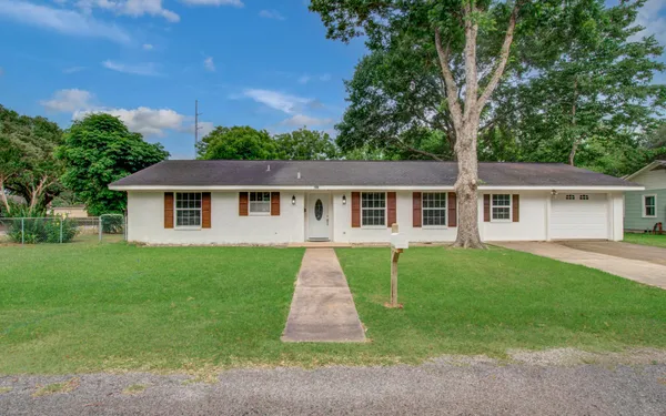 $1,700 | 1722 Front Street, Columbus, TX 78934