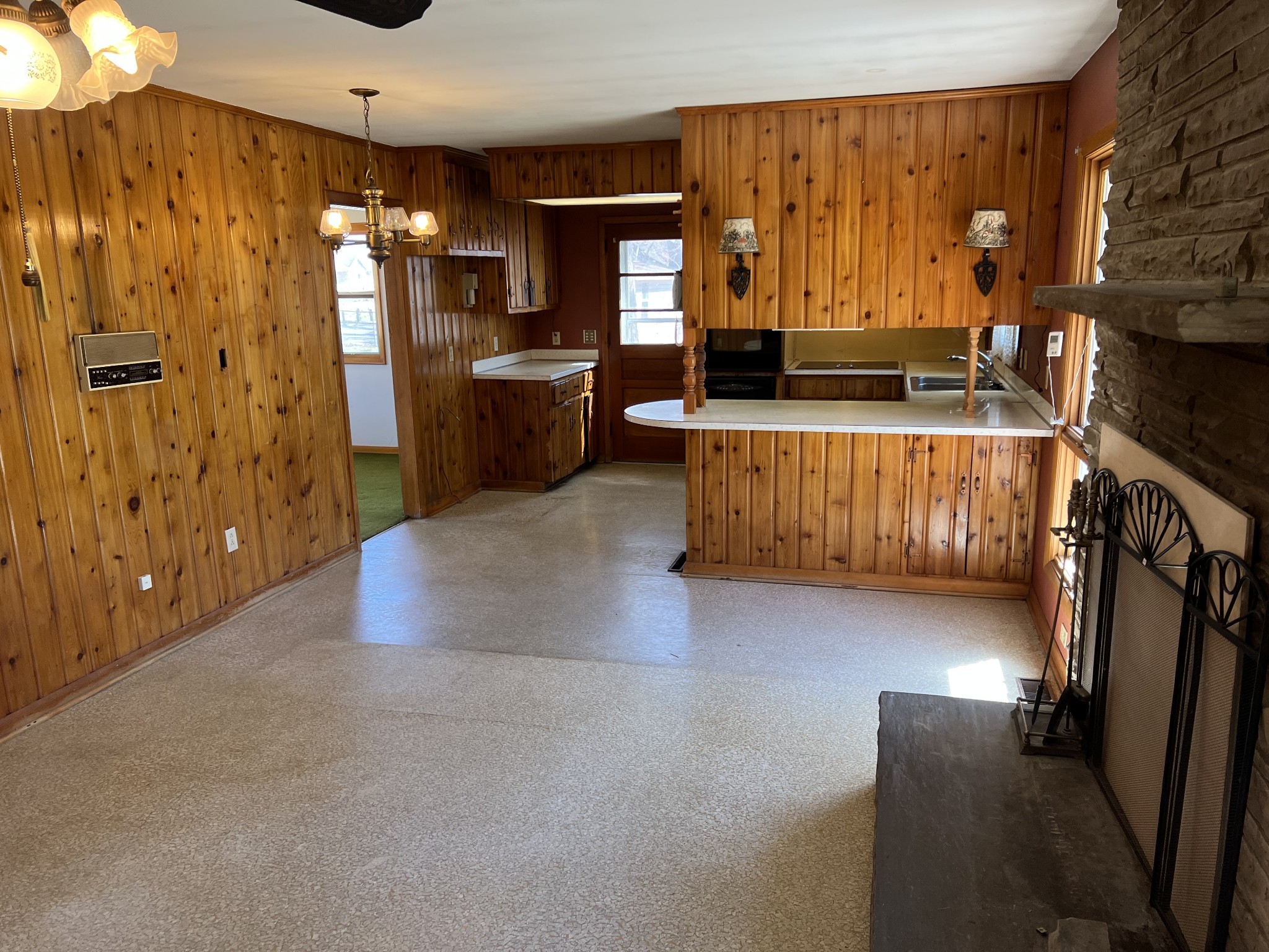 266 Shelton Road Manchester, TN 37355 - Photo 20 of 39 a kitchen with refrigerator and window