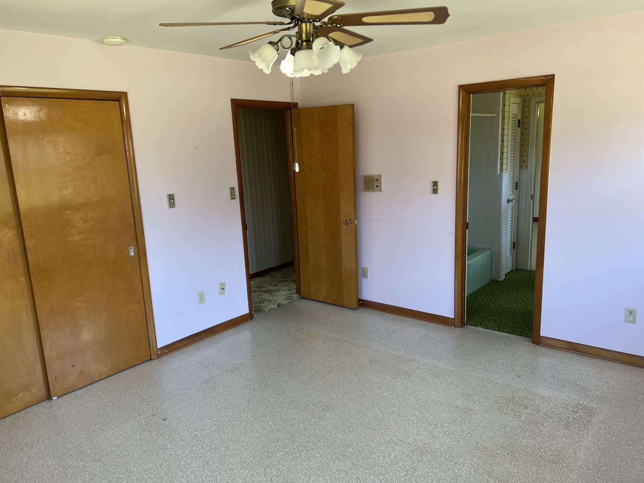 266 Shelton Road Manchester, TN 37355 - Photo 25 of 39 an empty room with closet and a chandelier fan