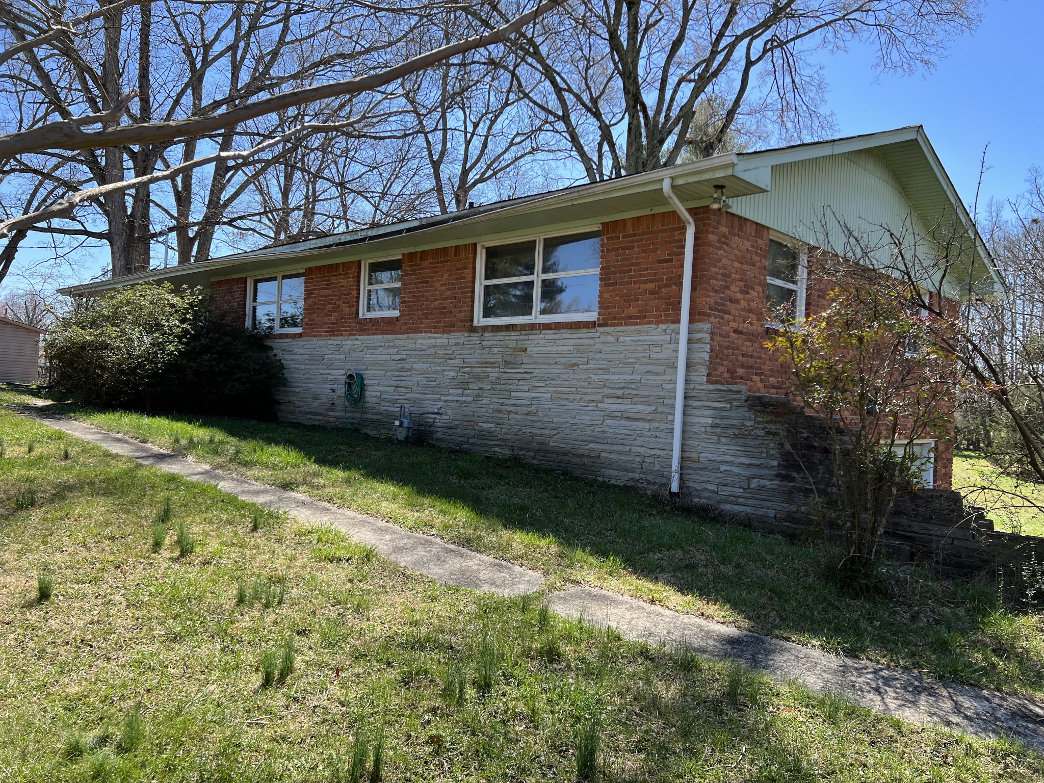 266 Shelton Road Manchester, TN 37355 - Photo 4 of 39 a view of a house with a yard