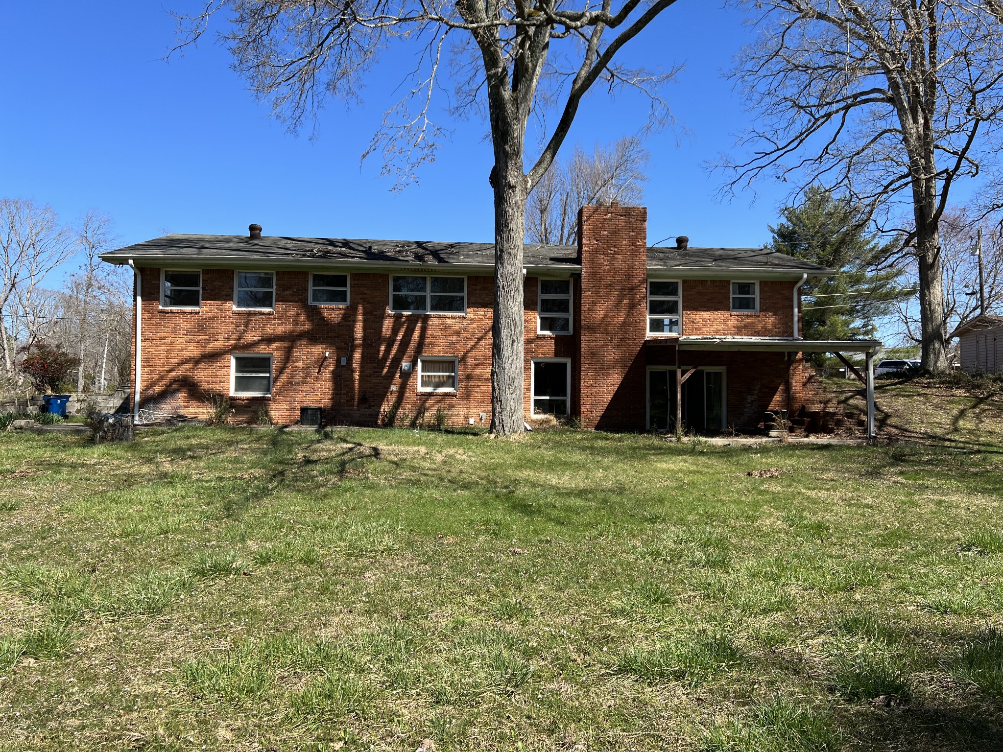 266 Shelton Road Manchester, TN 37355 - Photo 6 of 39 a front view of a house with garden