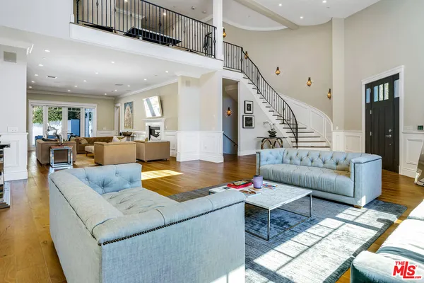 $2,877,000 | 19633 Wells Drive, Tarzana, CA 91356
