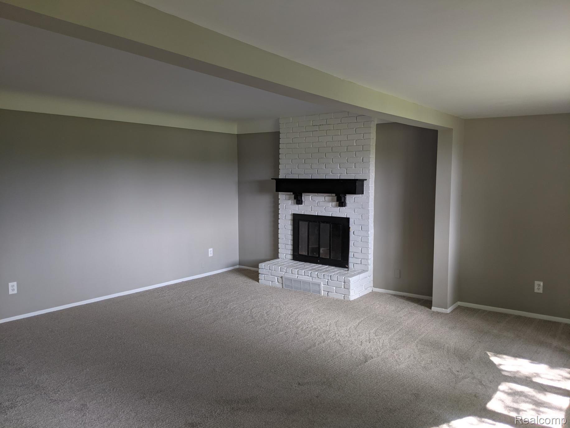 3524 East Rolston Road Linden, MI 48451 - Photo 8 of 25 3524 Rolston living 1.jpg