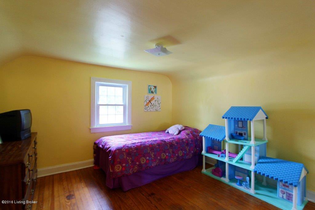 3076 University Road Louisville, KY 40206 - Photo 29 of 43 29 Upstairs Bedroom