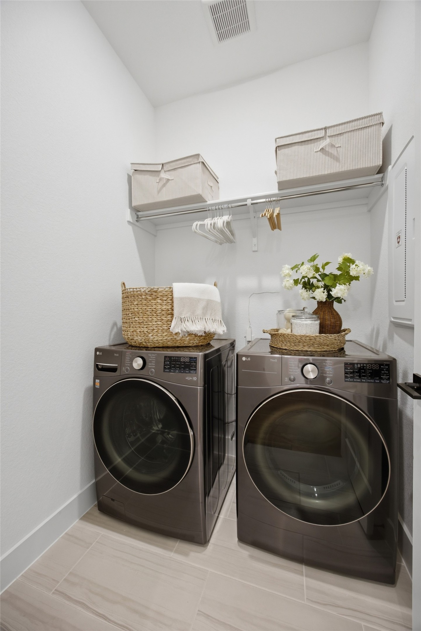 1217 Calendula Trail Georgetown, TX 78628 - Photo 34 of 39 Laundry area with baseboards and independent washer and dryer