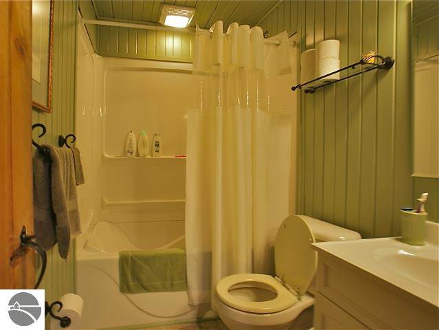 8198 South Tremain Road Maple City, MI 49664 - Photo 19 of 68 1748478-18.JPG