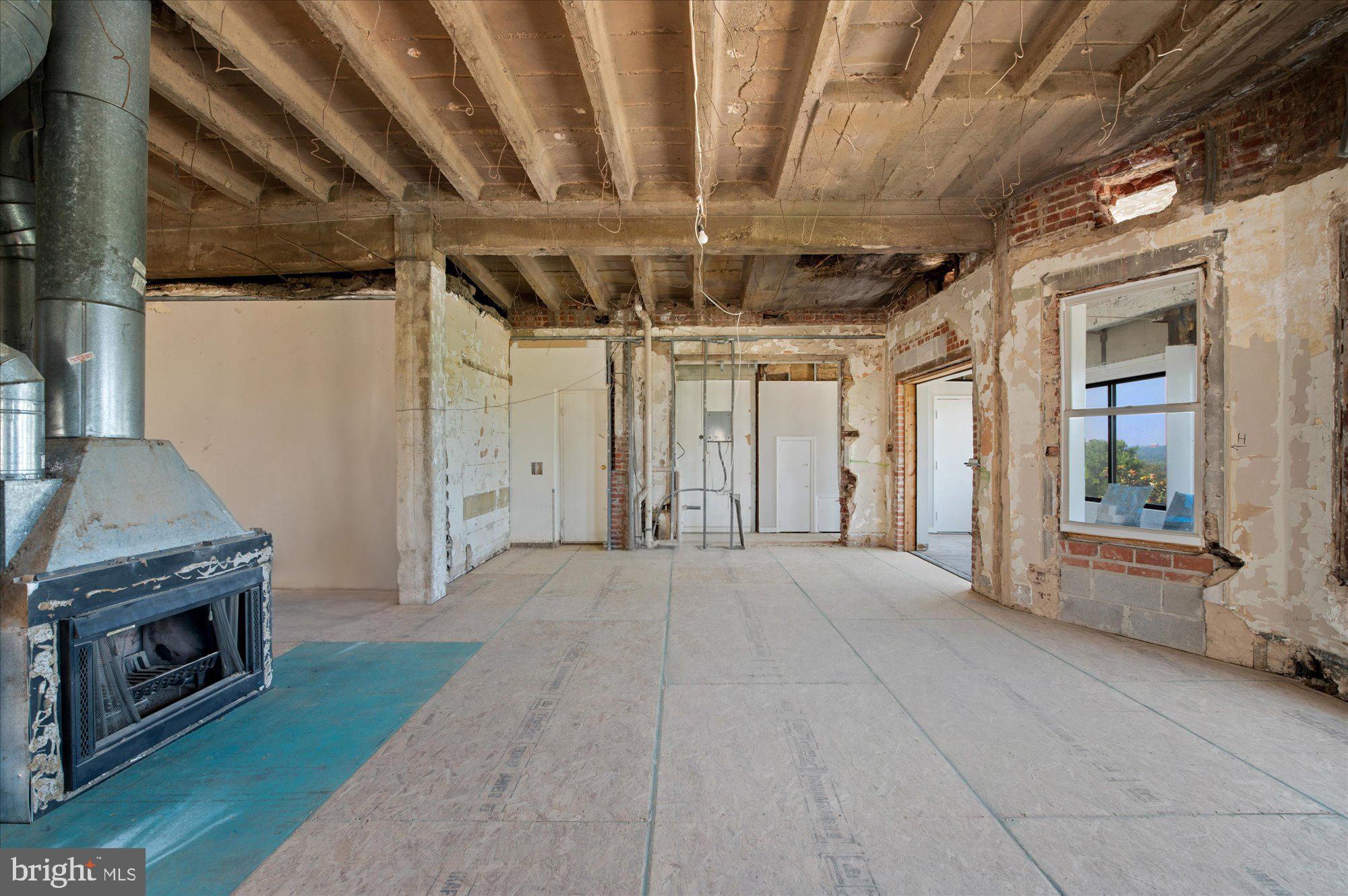 2230 California Street Northwest, Unit 6AW Washington, DC 20008 - Photo 5 of 14 Very Tall (Over 12’) Ceilings
