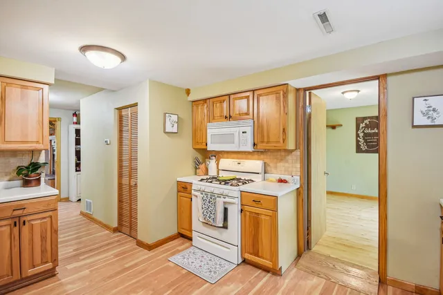 $260,000 | 27630 Hickory, Island Lake, IL 60042