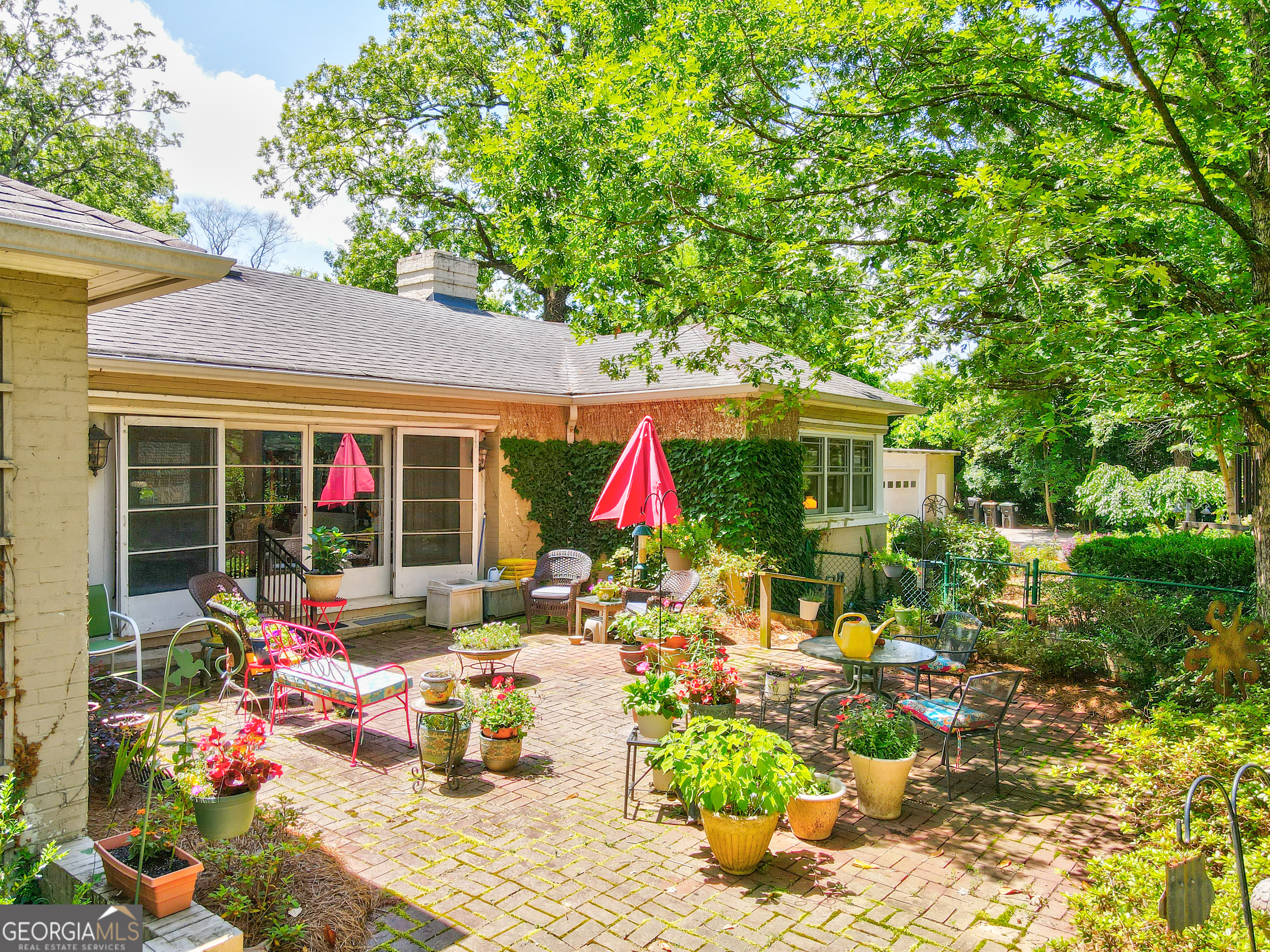 a view of sitting area with furniture and garden