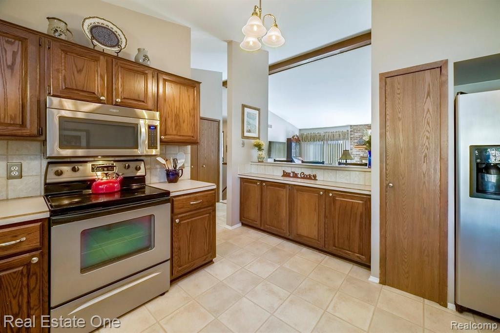 2229 Flanders Drive Rochester Hills, MI 48307 - Photo 13 of 34