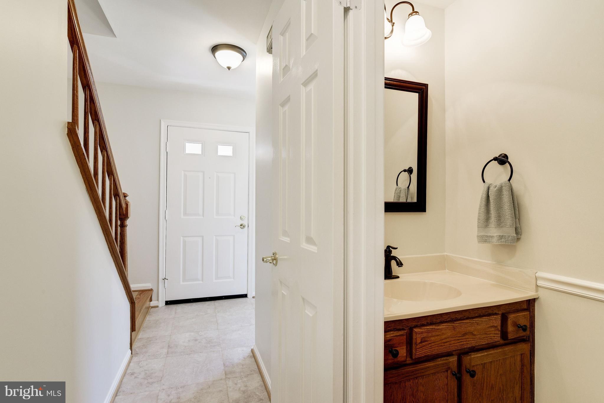 905 Pointer Ridge Drive Gaithersburg, MD 20878 - Photo 4 of 30 a bathroom with a sink and a mirror
