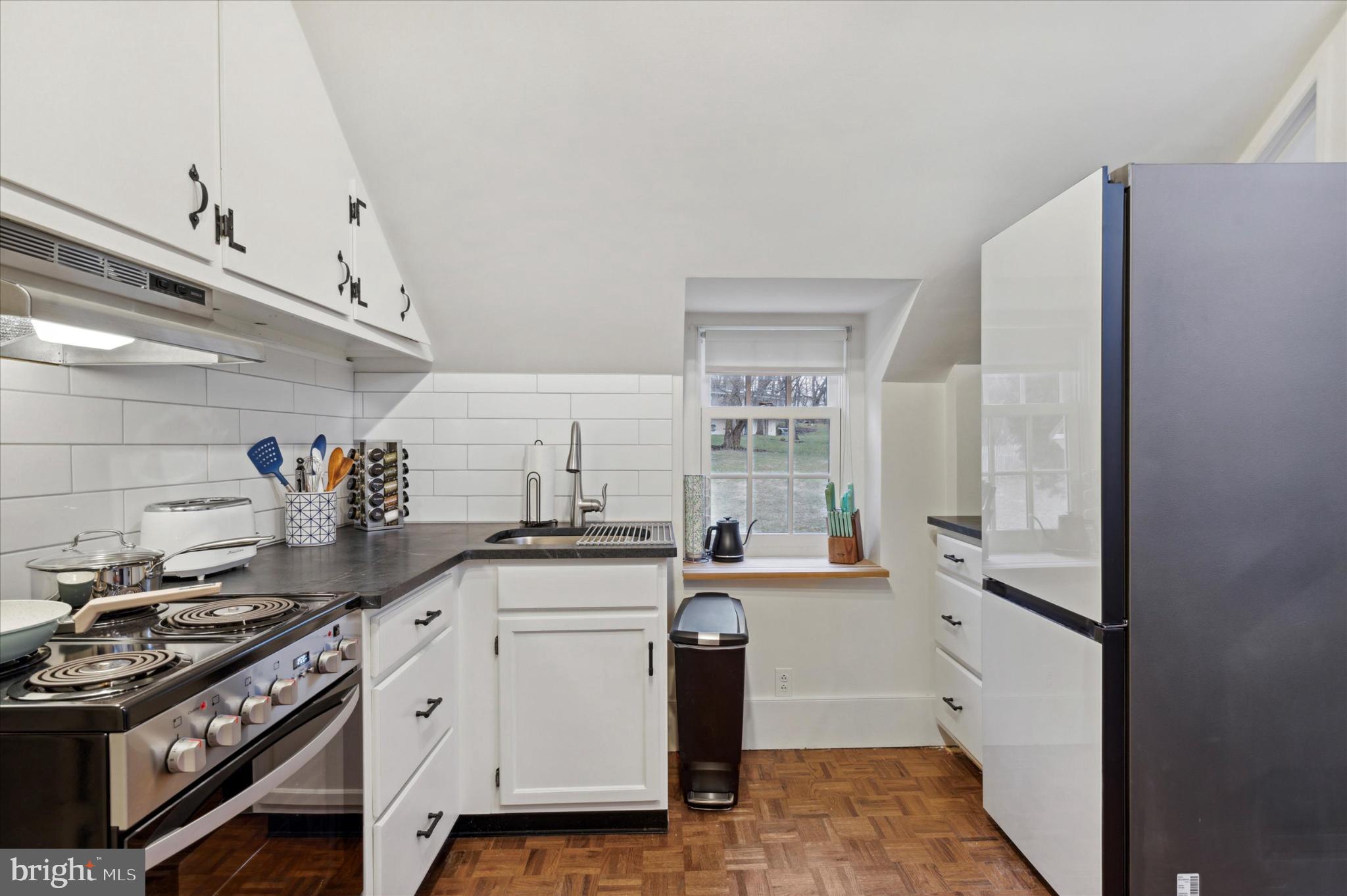 565 Upper Pike Creek Road Newark, DE 19711 - Photo 10 of 23 Charming kitchen with modern touches.
